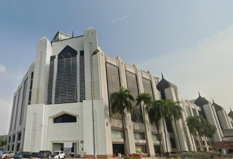 Corner ground floor shop-office for rent at IOI Business Park Puchong facing LDP