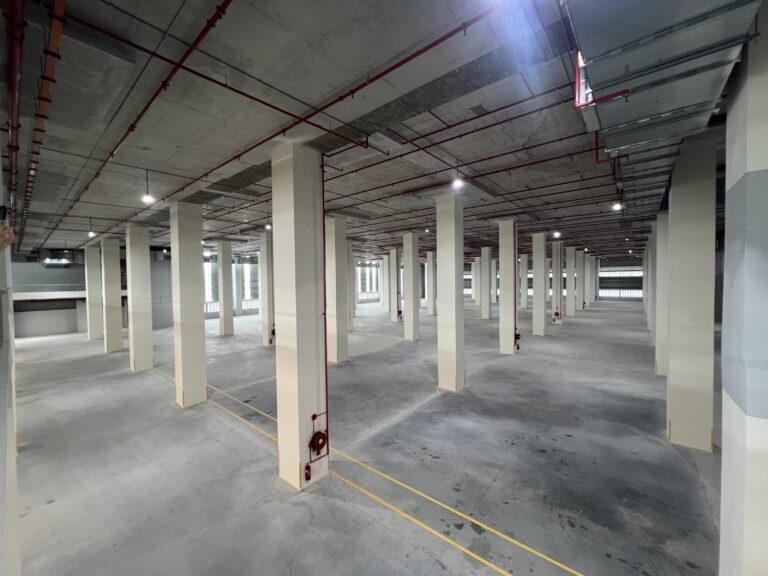 Corner warehouse with office space for rent at Section 33 Kota Kemuning