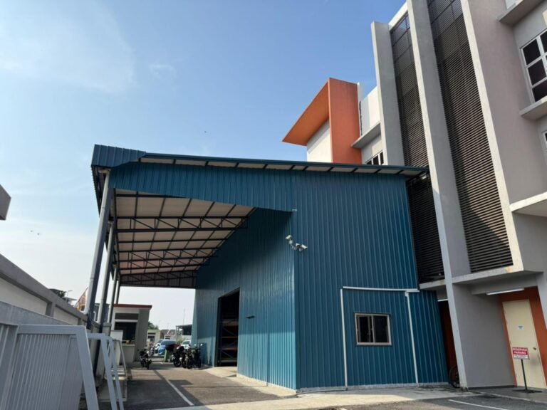 Warehouse with racking system for rent in Puchong with passenger lift and office space